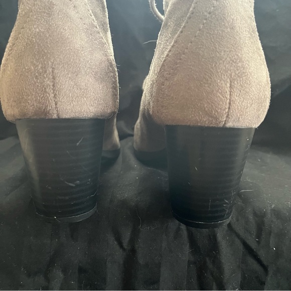 Women’s grey lace up bootie size 7 US - Picture 3 of 6